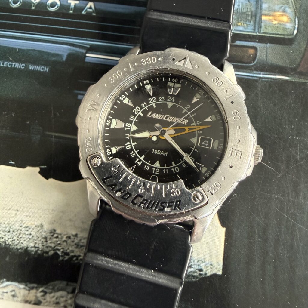 LC007 01 black dial